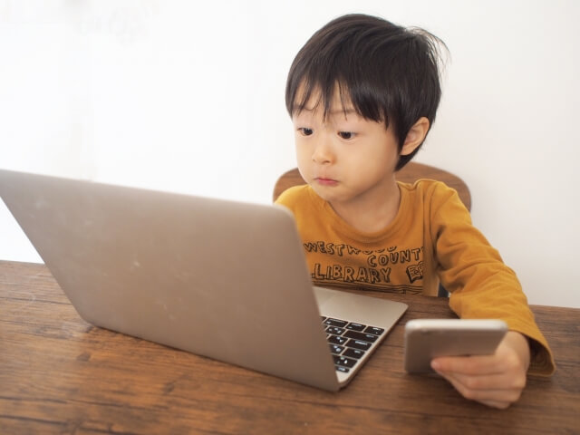 自宅という環境を活かす、オンラインフリースクールならではの学び方